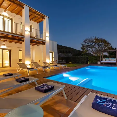 Villa In Sleeps 10 To 12 Guests *