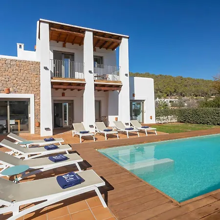 In Sleeps 10 To 12 Guests Вилла *