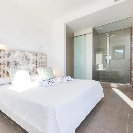 Вилла In Sleeps 10 To 12 Guests *