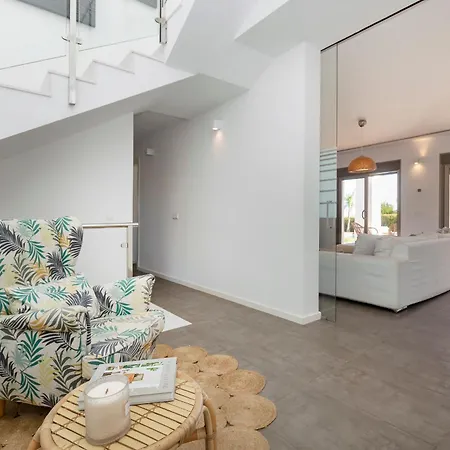 In Sleeps 10 To 12 Guests Вилла